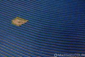 France, Paca, Alpes de Haute Provence (04), Les Mées, plateau de la Colle, parc photovoltaïque, centrale solaire. Les panneaux solaires des 4 sociétés sur le site -Enfinity, EcoDelta, Siemens et Solaire Direct- s'étendent sur une surface de 200 ha pour une capacité totale de 100 MW (vue aérienne)