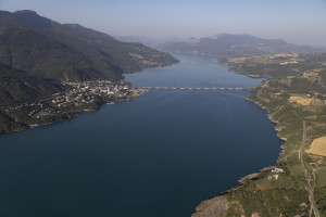 France, Hautes-Alpes (05), lac de Serre-Poncon, pont de Savines-le-Lac (vue aérienne)