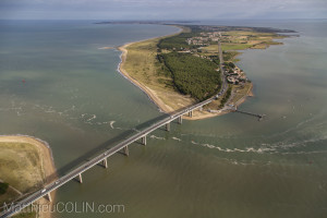 France, Vendée (85), Ile de Noirmoutier, le pont de Fromentine qui relie l'ile au continent (vue aérienne)