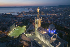 France, Bouches-du-Rhône (13), Marseille, basilique Notre-Dame de la Garde, la Bonne Mère et le Vieux Port (vue aérienne)