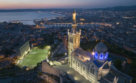 France, Bouches-du-Rhône (13), Marseille, basilique Notre-Dame de la Garde, la Bonne Mère et le Vieux Port (vue aérienne)