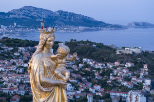 France, Bouches-du-Rhône (13), Marseille, basilique Notre-Dame de la Garde, la Bonne Mère et la mer (vue aérienne)