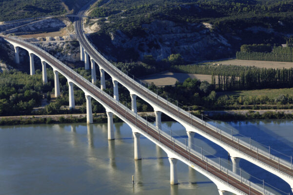 Viaduc TGV d’Avignon sur le Rhône