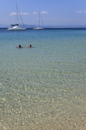 Voilier au mouillage à Porquerolles dans une eau turquoise