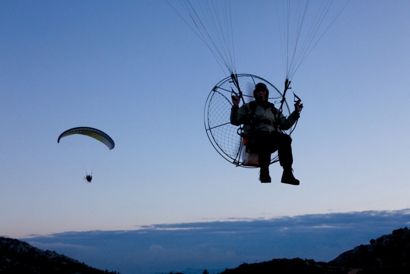 Pilote de parapente motorisé ou paramoteur