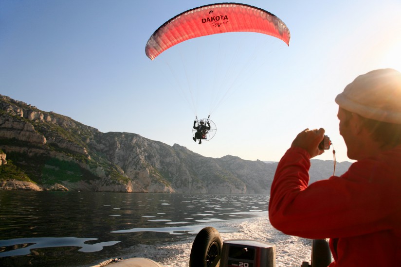 Pilote de parapente motorisé ou paramoteur