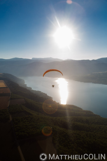 Sainte-Croix-du-Verdon, lac de Sainte-Croix (vue aérienne)  paramoteur ou parapente motorisé