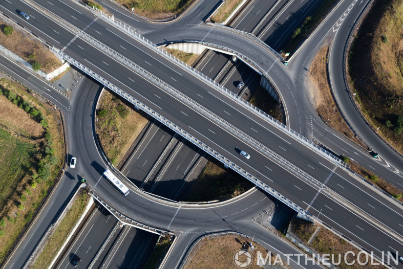 Carrefour autoroutier et rond point entre l'A11 Océane et la D106 périphérique ouest d'Angers (vue aérienne)