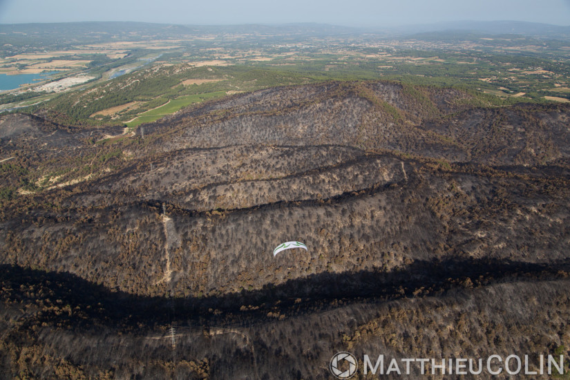 Entre Mirabeau et la Bastidonne. l'incendie a ravagé 1300 ha, survol en parapente motorisé (vue aérienne)