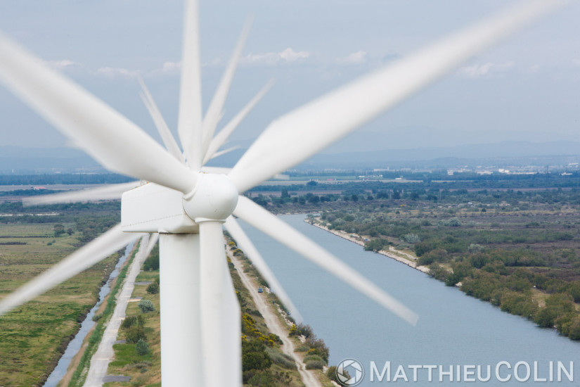 Canal de la compagnie nationale du Rhône, parc éolien de Fos-sur-mer, 850 kw, 25 éoliennes de 75m de haut, entretien par la société Vestas