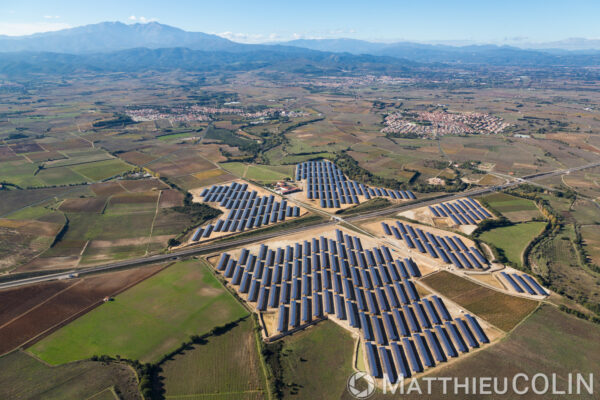Vue aérienne d’un parc solaire photovoltaique de serre