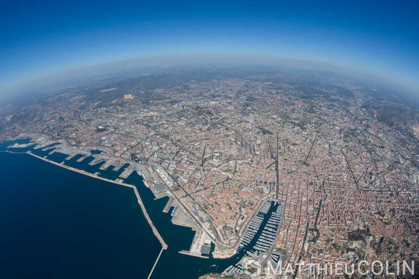 Marseille, vue générale avec le Vieux port et la digue du large (vue aérienne)