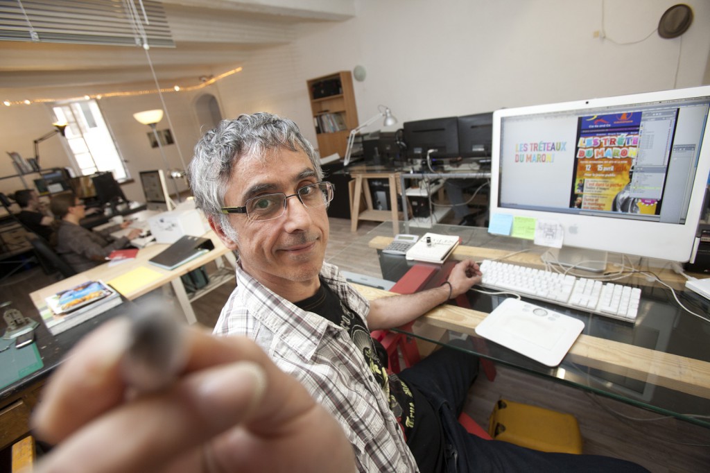 Portrait d’un graphiste dans son atelier