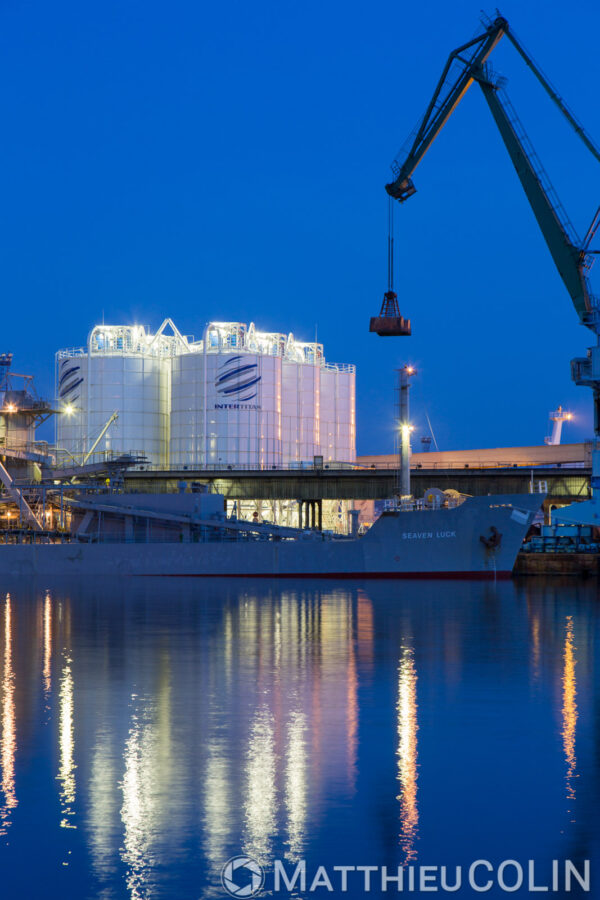 Silo à ciment alimenté par bateau, vue de nuit