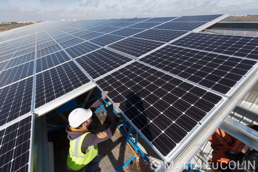 Centrale solaire sur 50 000 m2 de toiture de hangars, ouvrier spécialisé, pose de panneau solaire photovoltaique