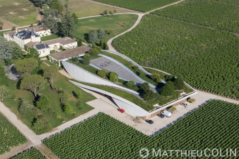 Saint Emilion, Château  Cheval Blanc, Premier grand cru classé A de Saint Emilion,  Propriétaire Bernard Arnault et Baron Albert Frère, architecte des chais Christian de Portzamparc (vue aérienne)