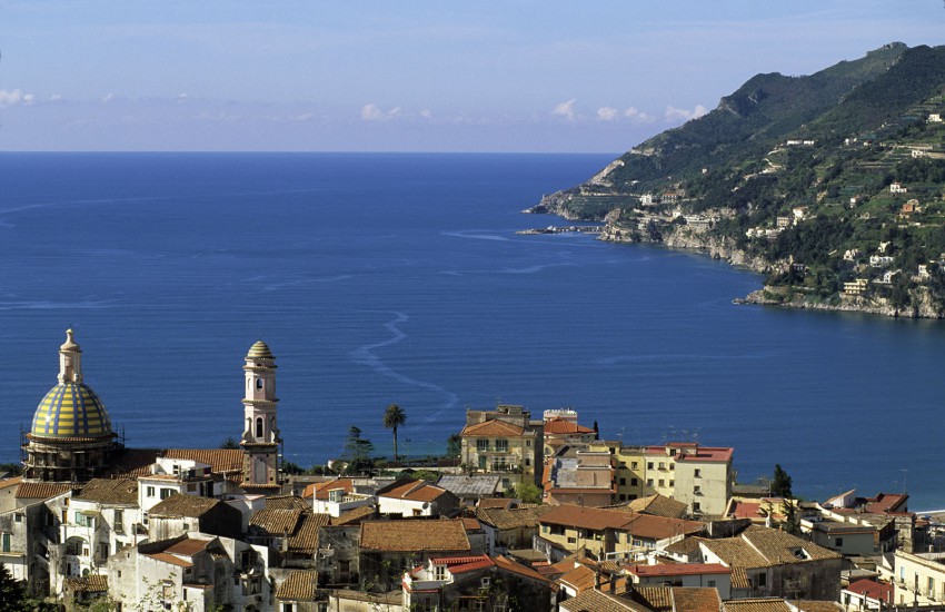 ITALIE  - Au sud du golfe de Naples - La côte amalfitaine en vespa. Chef d’œuvre des routes en corniche : sur plus de quarante kilomètres, la RN 163 balafre la roche et nargue les ravins, si étroite parfois que deux voitures n’y tiennent pas de front (120 photos) Voir le reportage sur Divergence-Images