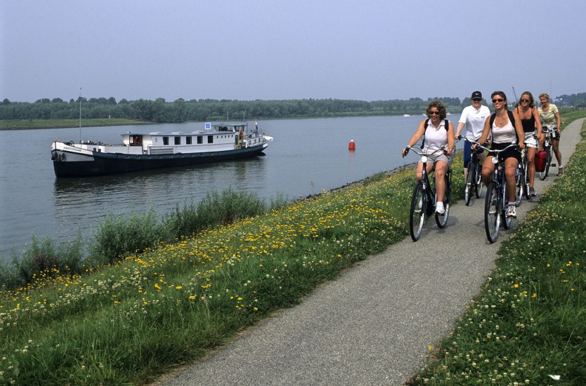 PAYS-BAS -Péniche-hôtel et vélo  - La Hollande en roue libre. Au départ d’Amsterdam, on embarque sur une péniche-hôtel, à la découverte de la région sud d’Amsterdam en vélo. (140 photos) Voir le reportage sur Divergence-Images