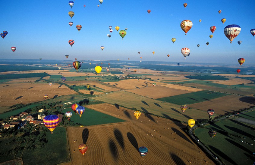 LORRAINE  - Mondial Air Ballon : 1000 montgolfières entre Metz et Nancy - En passant par la Lorraine en ballon. Le plus grand rassemblement de montgolfières au monde . Plus de 1000 aérostiers s'envolent matin et soir d'août. Rendez vous tous les deux ans dans le ciel lorrain. (140 photos) Voir le reportage sur Divergence-Images