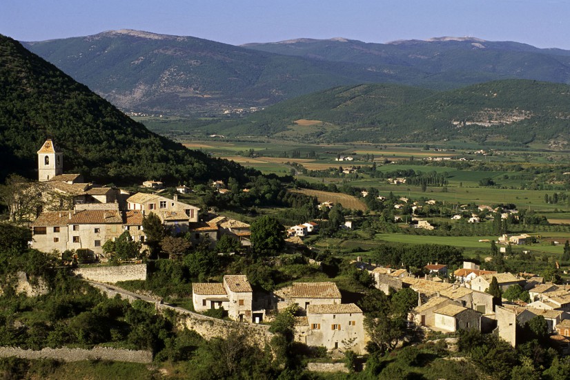 Balade au pays de l'écrivain Jean Giono. Manosque, le Cantadour, la maison de l'écrivain "Lou Paraïs", les villages perchés de Reillanne, Oppedette, les bergeries en pierre sèche de la montagne de Lure. (60 photos)
Voir le reportage sur Divergence-Images