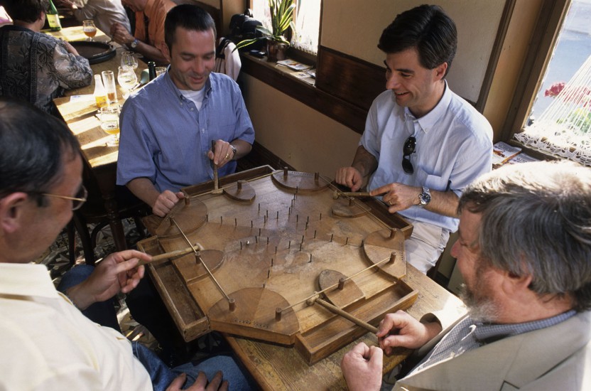 Monts de Flandre, au pays des Ch'tis. Balade au fil des estaminets de la Flandre française, dans des bars traditionnels ou l'on joue, boit, raconte et chante... Ambiance conviviale et joyeuse dans ces cafés qui perpetuent la culture flamande de cette région à cheval entre la France et la Belgique. (100 photos) Voir le reportage sur Divergence-Images