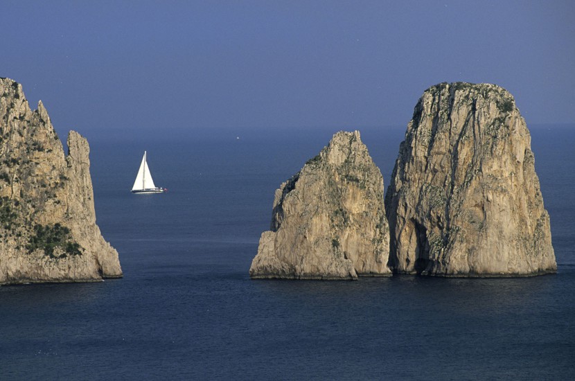 ITALIE  - Golfe de Naples - L'île de Capri. Sur la petite île du golfe de Naples, oubliez la voiture. La vie aux couleurs du sud de l’Italie s’y savoure en scooter, entre une halte à la pasticceria et un plongeon à la spiaggia. Vraiment, Capri n’est pas finie. (80 photos) Voir le reportage sur Divergence-Images