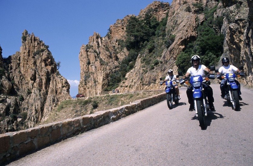 L'île de beauté en deux roues -  Easy rider sous le soleil de Corse, ça donne quoi ? Un cocktail plages et virages, pour faire crisser vos pneus, du Golfe d’Ajaccio aux calanques de Piana. Moteur… (100 photos)Voir le reportage sur Divergence-Images