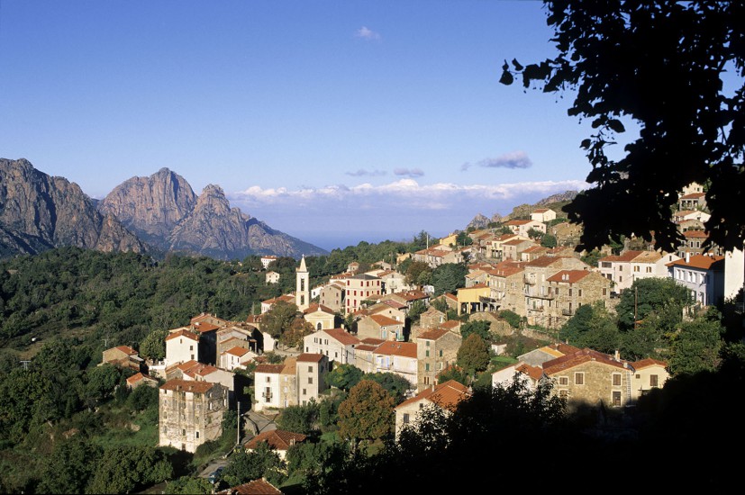 Balade d'automne dans la Castagniccia - La route de la Chataîgne. De la Haute Corse à la Corse du Sud, chaaque automne, les castanéiculteurs de l'île de beauté récoltent la chataîgne qui sera transformé principalement en farine.(70 photos) Voir le reportage sur Divergence-Images