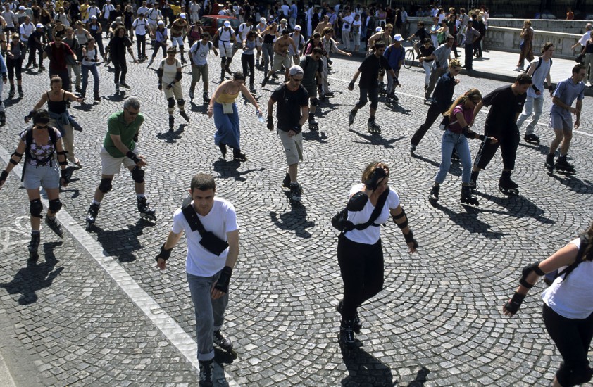 PARIS  - Week-end sur des roulettes - En rollers à l'assaut de la capitale . Chaque week-end, des milliers de rollers glissent ensemble sur les prestigieuses avenues, interdites à la circulation pour l’occasion. En toile de fond, la Tour Eiffel et le Louvre. La ville éternelle prend un sacré coup de jeune.. (80 photos) Voir le reportage sur Divergence-Images