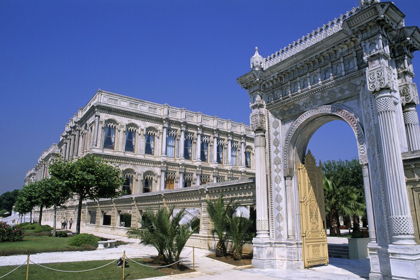 TURQUIE - Mille et Une nuits dans des palaces de rêve - Istanbul, la vie de Pacha. Les anciennes demeures des sultans s'étaient refermées sur leurs fastes perdus, volets clos sur une époque somptueuse et déchue. La lumière est revenue jouer sur les murs de marbre blanc. Sur fond d'or ciselé et de jaspe, les palais rénovés jettent leurs derniers feux pour le seul bonheur de nos nuits. (140 photos) Voir le reportage sur Divergence-Images