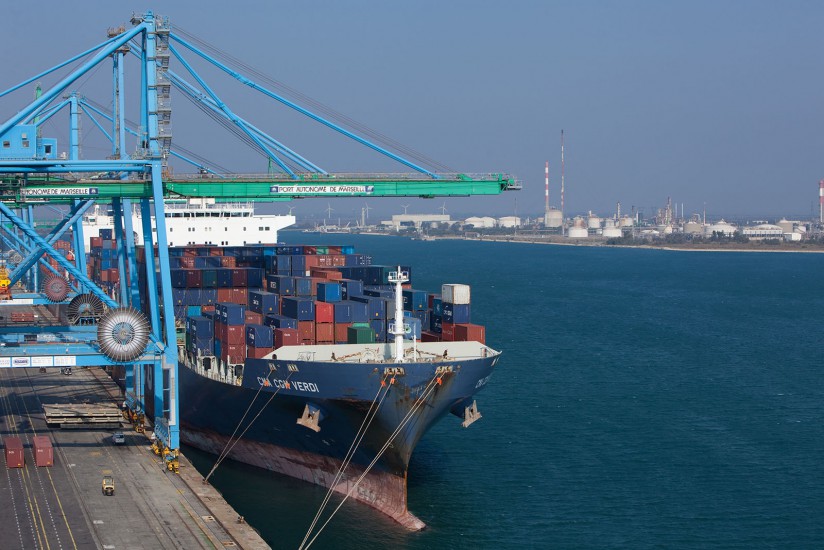 Chargement avec un portique de 45 m d'un bateaux de la GMA-CGM, le Verdi, long de 277 m et transportant 5782 conteneurs au terminal conteneur de Fos-sur-Mer. (30 photos)Voir le reportage sur Divergence-Images