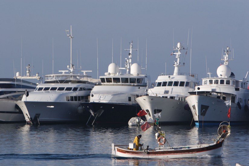 Cannes hors festival - Cannes, le vieux port, le Suquet, la Croisette, la baie et ses plages, ses yachts, ses voitures de sport, ses boutiques de luxe, ses boites branchées, les îles de Lérins, Sainte Marguerite et Saint Honorat. (75 photos) Voir le reportage sur Divergence-Images