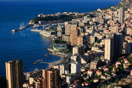 COTE D'AZUR  - Illustration - La principauté de Monaco. Le palais sur son rocher, le port et ses yachts, le casino de Monte-Carlo et les voitures de sport, les palaces et les restaurants étoilés, les boutiques de couturier et les bijouteries, le musée océanographique et le palais princier... Plongée dans un monde à part. (135 photos) Voir le reportage sur Divergence-Images