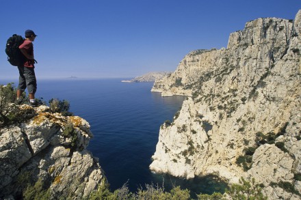 Marseille, Cassis et La Ciotat. Premier parc national aux portes de la deuxième ville de France, le massif calcaire vertigineux qui plonge dans la méditerranée devient un sanctuaire. Découverte du GR qui traverse les calanques de Morgiou, Sormiou et En Vau. (206 photos)
Voir le reportage sur Divergence-Images