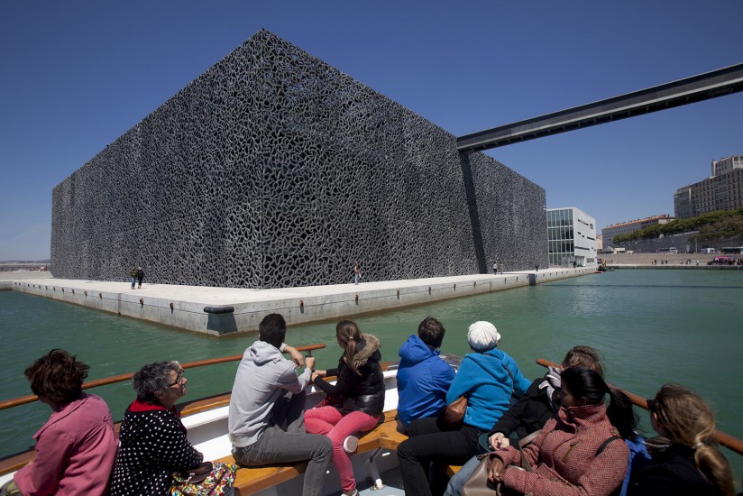 Le Musée des Civilisations de l'Europe et de la Méditerranée, de l'architecte Rudy Ricciotti, premier musée national à Marseille, capitale européenne de la Culture 2013. Ce cube en résille de béton de 15 000 m2 à l'entrée du port est le nouveau symbole de Marseille.Voir le reportage sur Divergence-Images