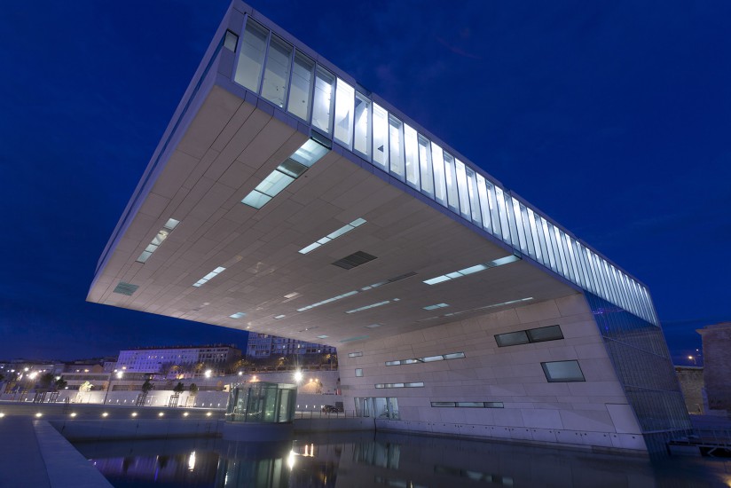 Le musée du Conseil Régional situé sur le J4 à côté du Mucem est un bâtiment de l'architecte italien Stefano Boeri. C'est le centre international pour le dialogue et les échanges en Méditerranée.Voir le reportage sur Divergence-Images