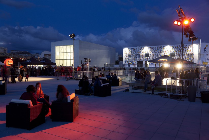 Cette ancienne manufacture de tabac est devenue le pôle culturel de Marseille. Un espace dédié aux expositions, acceuil d'artistes en résidence, salle de concert le Cabaret Alétoire, le toit-terrasse, les GrandesTables.Voir le reportage sur Divergence-Images