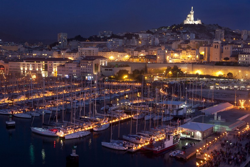 Les 3 et 4 mai 2013, le port de Marseille s'est enflammé pour plus de 200 000 personnnes. La compagnie Carabosse a mis en lumière le port avec 6000 pots de feu, torchères et boules de braise. Un pont flottant a permis de marcher sur l'eau pour découvrir cette magie éphémère du feu sur la mer.
Voir le reportage sur Divergence-Images