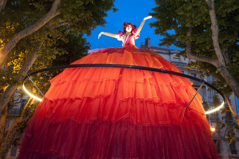 Dans le cadre de l'année capitale européenne de la Culture. La compagnie Transe Express avec ses divas en poupées géantes, ses musiciens acrobates et ses parades a conquis le public venu en masse sur la place de la Rotonde.
Voir le reportage sur Divergence-Images