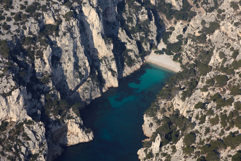 ues aériennes des calanques de Marseille à Cassis et de la baie de La Citoat jusqu'à Saint Cyr les Lecques. (94 photos)Voir le reportage sur Divergence-Images