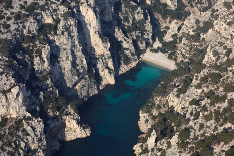 FRANCE - Provence - Bouches-du-Rhône - Le Parc National des Calanques. Vues aériennes des calanques de Marseille à Cassis et de la baie de La Ciotat jusqu'à Saint Cyr les Lecques. (94 photos)  Voir le reportage sur Divergence-Images