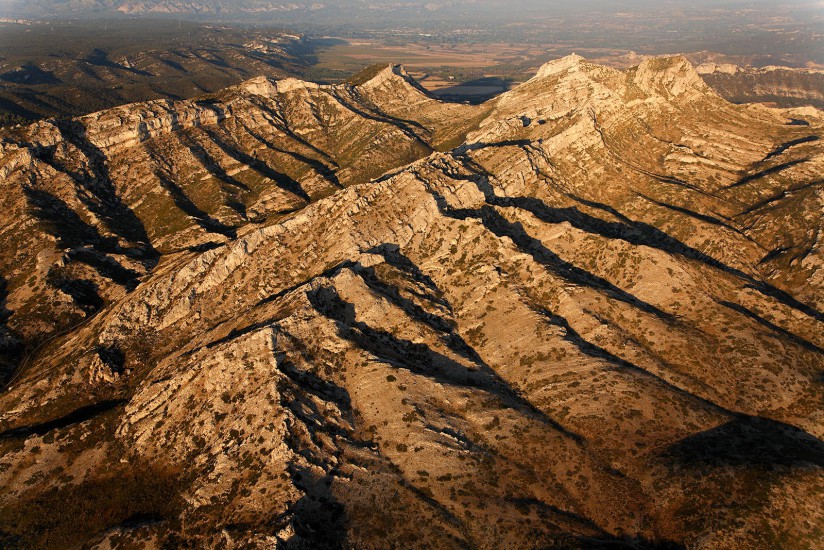 FRANCE - Provence - Bouches-du-Rhône - Les Alpilles. Vues aériennes du parc naturel régional des Alpilles, entre les oliveraies et les cultures de la plaine de la Crau et les villages d'Aureilles, Mouriès et le plus célèbre d'entre eux, les Baux de Provence. (59 photos) Voir le reportage sur Divergence-Images