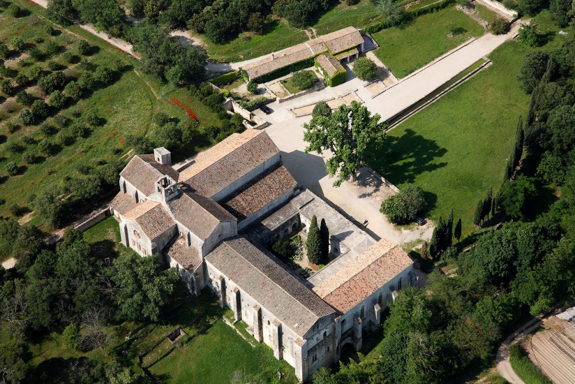 FRANCE - Provence - Bouches-du-Rhône - La Durance. Vues aériennes de la vallée de la Durance. L'abbaye de Silvacane, le village de Mallemort, le viadu TGV de Vernègues (14 photos) Voir le reportage sur Divergence-Images