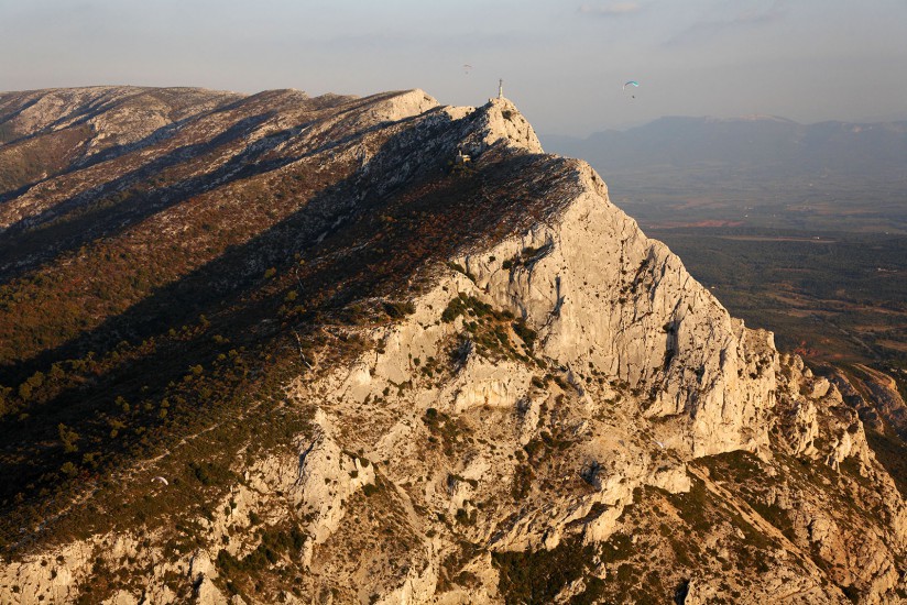 Vues aériennes de la montagne préférée du peintre Cézanne près d'Aix-en-Provence et du barrage du lac de Bimont . (14 photos)Voir le reportage sur Divergence-Images