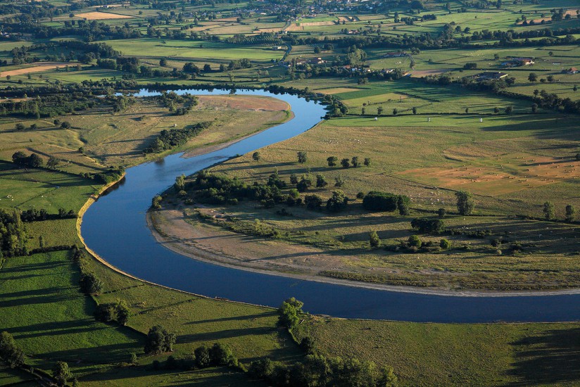 FRANCE - Bourgogne - Saone-et-Loire - Saone-et-Loire . Vues aériennes du château de Drée et de la Clayette, d'un des plus beaux villages de France Sémur-en-Brionnais, des bocages et étangs, du lit de la Loire. (43 photos) Voir le reportage sur Divergence-Images