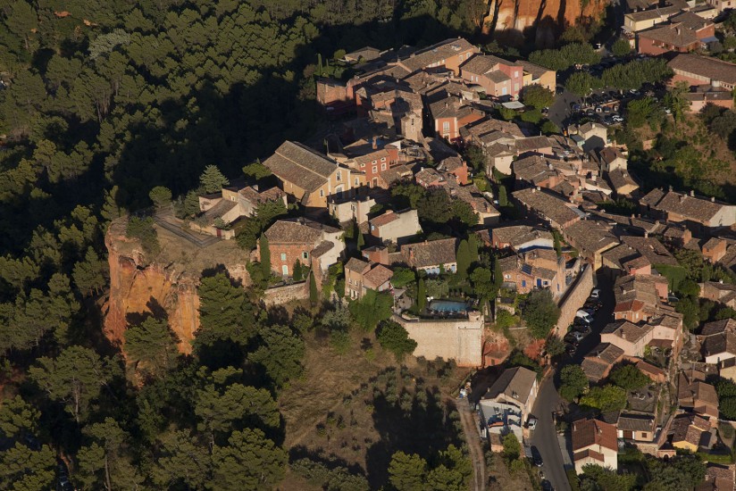 FRANCE - Provence - Vaucluse - Le Luberon. Vues aériennes du Luberon. Parmi les plus beaux villages de France, Gordes, Roussillon, Lourmarin, Ansouis, mais aussi Lacoste, Beaumont-de-Pertuis, La Bastide-des-Jourdans, Bonnieux, Cucuron, la Tour d'Aigues, Ménerbes, Goult . (100 photos) Voir le reportage sur Divergence-Images