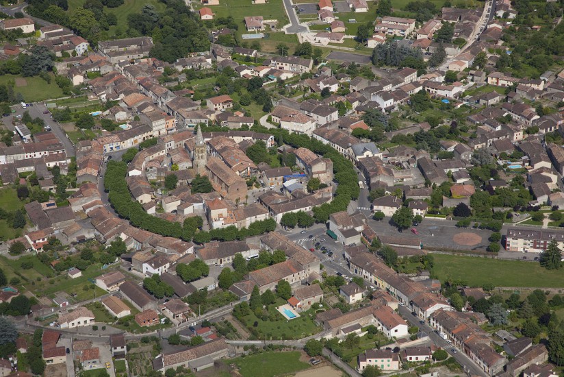 FRANCE - Midi-Pyrénées - Haute Garonne - Haute-Garonne. Vues aériennes de Saint Gaudens, Saint-Bertrand-de-Comminges, Martres-Tolosanes. (70 photos) Voir le reportage sur Divergence-Images