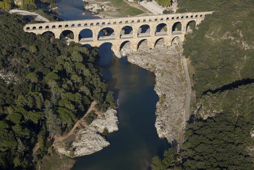 FRANCE - Paca - Gard - Le Pont du Gard. Vues aériennes du pont du Gard, aqueduc romain classé Patrimoine Mondial de l'UNESCO, qui enjambe le Gard. Villages de Rémoulins, Castillon-du-Gar, Fournes, ligne LGV (100 photos) Voir le reportage sur Divergence-Images