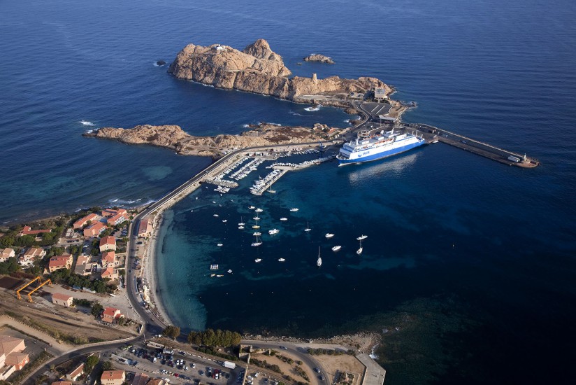 FRANCE - Corse  - L'île de Beauté vue du ciel. Vues aériennes de l'île Rousse, de ses plages et de la région de Sagone et Cargèse. (44 photos) Voir le reportage sur Divergence-Images