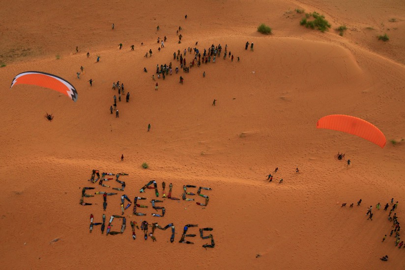 AFRIQUE DE L'OUEST - Burkina Faso. Quatre pilotes de parapente motorisé survolent le pays. L'association "Des ailes et des hommes" vient en aide aux habitants des villages survolés. Vues aériennes du Sahel, Oursi, Markoye et de la région de Banfora (69 photos)  Voir le reportage sur Divergence-Images